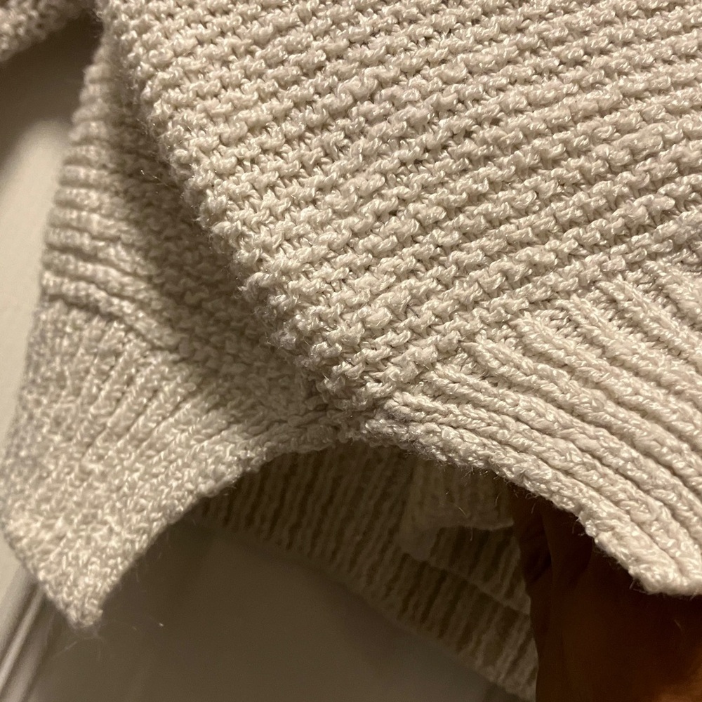 Stylish V-Neck Sweater in Cream - Picture 4 of 11